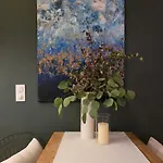 Stylish & Cozy In The Heart Of Old *