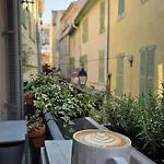 Stylish & Cozy In The Heart Of Old *